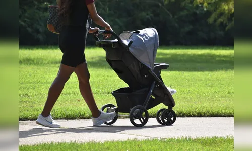 Mulher furta mercadorias e esconde em carrinho de bebê