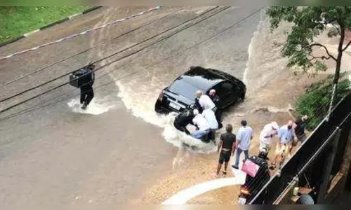 Mulher morre após ficar debaixo de carro na enxurrada; Veja