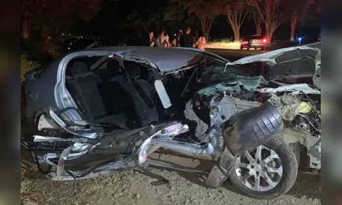 Mulher morre em acidente entre carro e carreta no Paraná