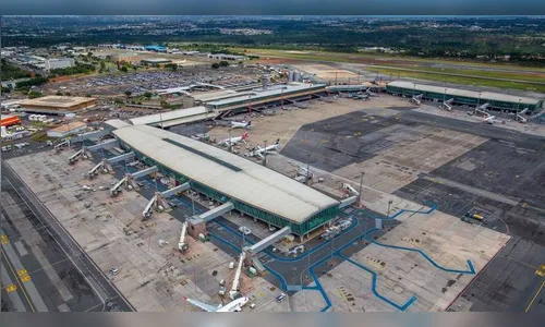 Mulher morre em voo, e piloto faz pouso de emergência