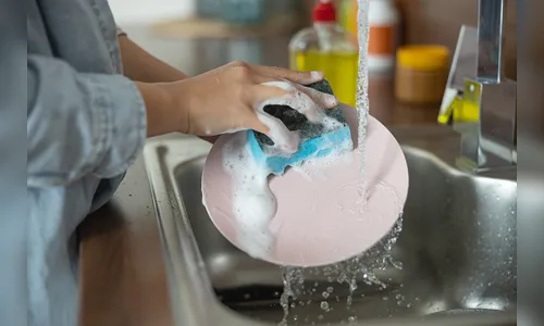 Mulher pede para marido lavar a louça e é agredida