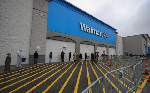 Mulher que pisou em prego no Walmart receberá R$ 50 milhões