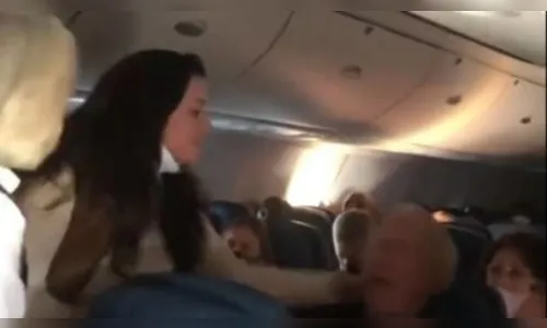 Mulher soca idoso que estava sem máscara em voo; vídeo