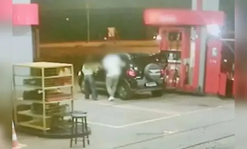 Mulher tem carro roubado enquanto abastecia em Maringá; veja