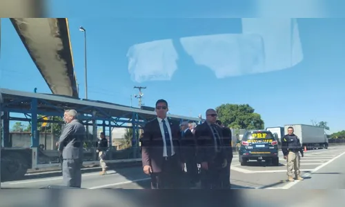 Mulher xinga presidente Bolsonaro e é presa pela PRF