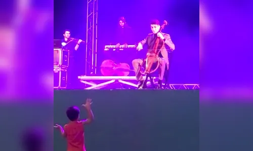 Na web: garotinho pede e violoncelista toca Baby Shark