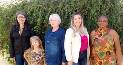 Nesta foto da esquerda para direita: 
Edineti - Secretaria Geral
Telma - Conselho Fiscal efetivo
Cleuza Arlete -
Diretora de Imprensa
Elza -
Diretora de Finanças 
Elisabete -
Diretora Presidente

