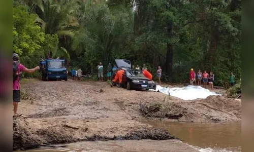 Pai, mãe e filhos morrem após carro cair em rio