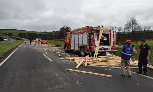 Caminhão sem freio atinge ambulâncias na BR-376