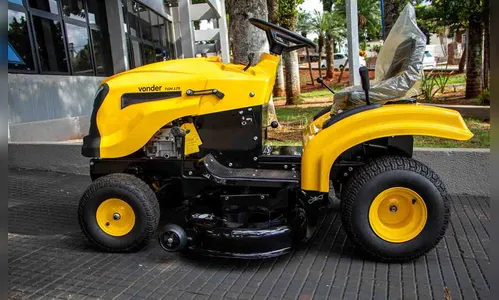 Estádio de Jardim Alegre recebe máquina de corte de gramado