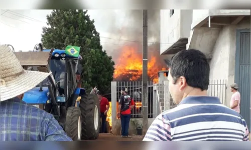 Incêndio destrói casa de madeira na cidade de  Arapuã