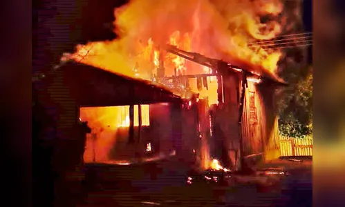 Casa de madeira é destruída por fogo em Ivaiporã
