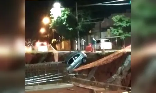 Carro cai em buraco de construção de viaduto, em Londrina