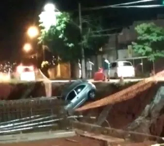 O motorista teria sido fechado por uma camionete Ford Ranger, perdeu o controle do carro e caiu no buraco