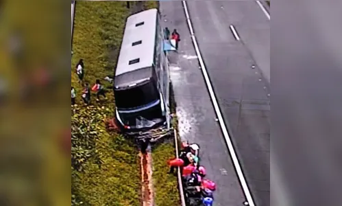 Ônibus com 49 passageiros faz ‘strike’ em carros na BR-376