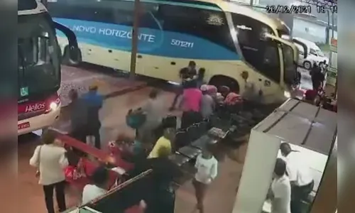 Ônibus invade rodoviária e avança sobre passageiros; veja
