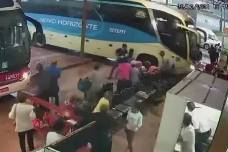 Ônibus invade rodoviária e avança sobre passageiros; veja