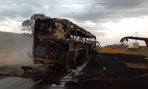Ônibus de linha pega fogo na BR-376 e interdita rodovia