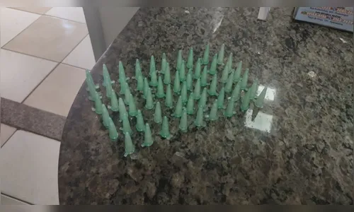 PM de Apucarana apreende 59 pinos com cocaína