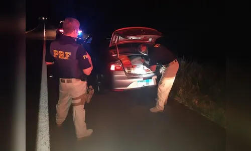 PRF apreende 153 quilos de maconha em carro roubado no PR