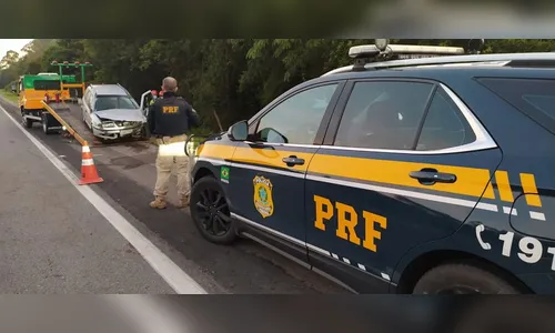 PRF recupera veículo roubado após acidente no Paraná