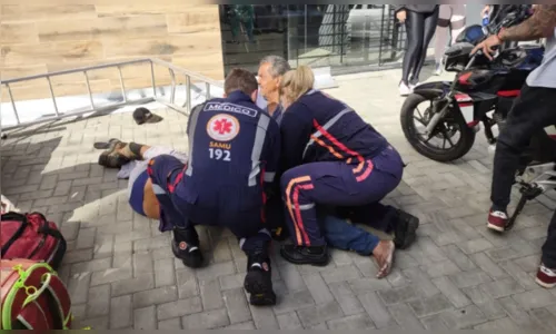 Pai e filho caem de escada de 8 metros enquanto trabalhavam