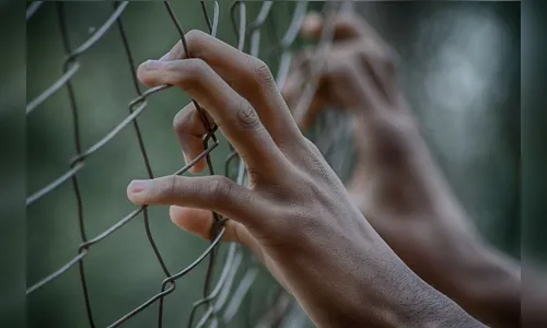 Pai é preso após menina de 13 anos pedir socorro em prova