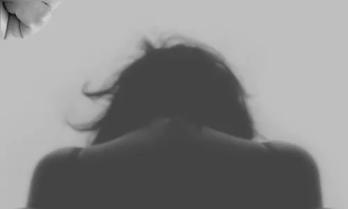 Pai encontra idoso em atitude suspeita com filha e chama PM