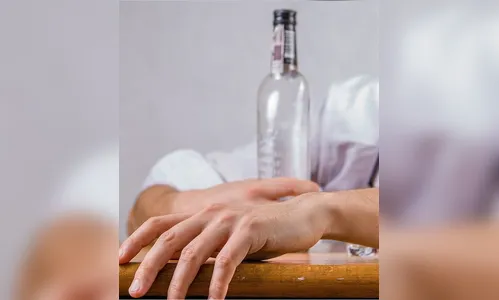 Pai sai para beber, não volta para casa e filho aciona PM