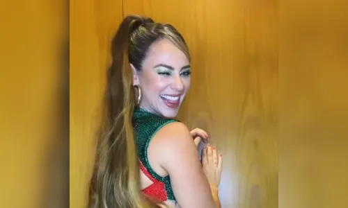 Paolla Oliveira deixa bumbum à mostra em look de carnaval