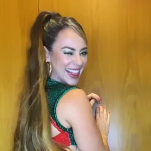 Paolla Oliveira deixa bumbum à mostra em look de carnaval