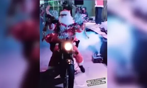 Papai Noel chega de motocicleta em colégio de Apucarana