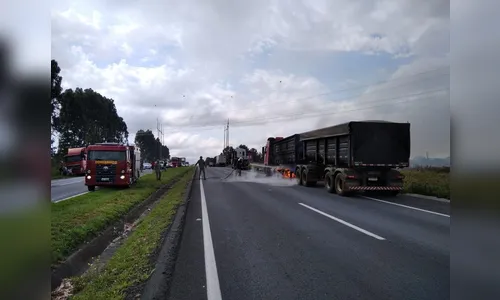 Parte da BR-376 fica interditada após caminhão pegar fogo