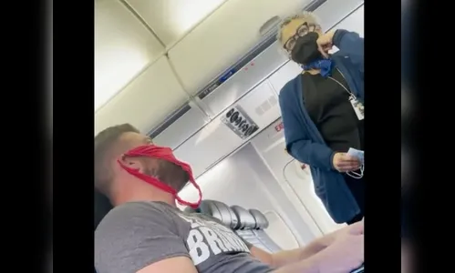 Passageiro é expulso de voo por usar fio-dental como máscara