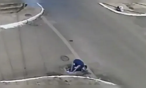 Pedestre cai em bueiro enquanto mexe em celular; veja