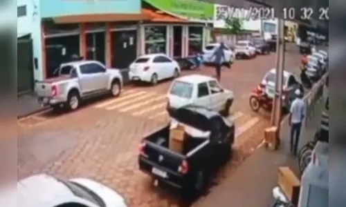 Pedestre passa por cima de carro parado sobre faixa; assista