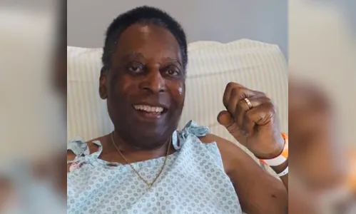 Pelé tranquiliza fãs após sessão de quimioterapia