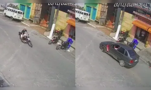 Perna de motociclista fica pendurada em carro após batida