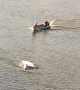 Pescadores usaram um barco para chegar até a motorista  