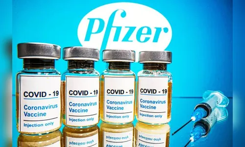 Pfizer afirma que três doses da vacina neutralizam ômicron