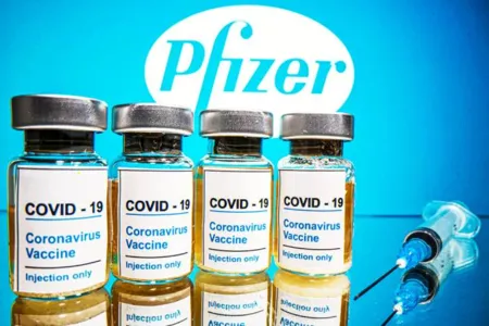 Pfizer afirma que três doses da vacina neutralizam ômicron