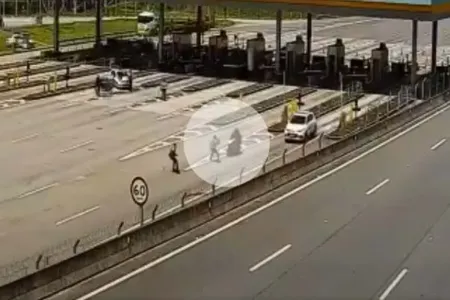 Policial é atropelado por moto em praça de pedágio; assista