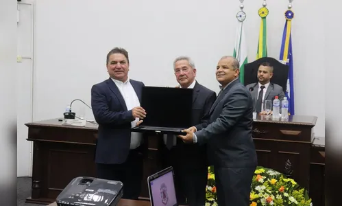 Prefeito participa de entrega de título de Cidadão Honorário