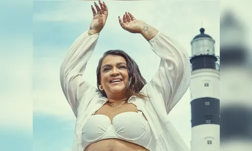 Preta Gil exibe corpão e curvas reais em clique de biquíni