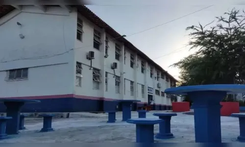 Professor é afastado após pedir para alunos se beijarem