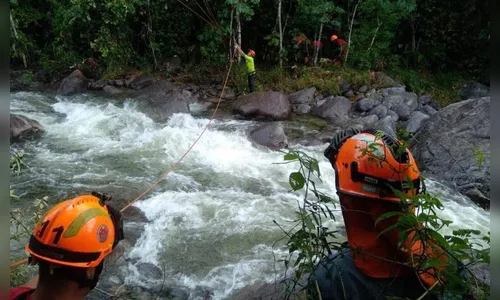 Quatro pessoas morrem após 'cabeça d'água' atingir cachoeira