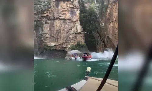 Rocha desaba sobre lanchas em Capitólio (MG); veja vídeo