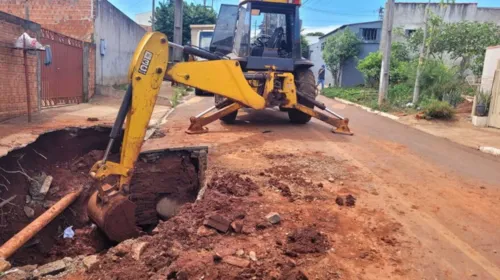 Rompimento de adutora interdita rua na Vila Regina