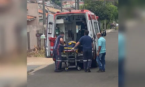 Samu atende mulher ferida após queda de moto em Apucarana