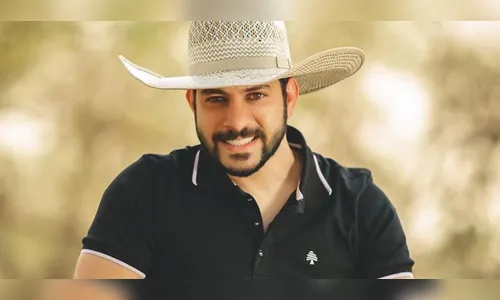 Sem camisa, ex-BBB Caio Afiune apresenta novo cavalo